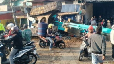 Kecelakaan truk Fuso pengangkut alat berat tabrakan dengan mobil pikap