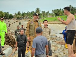 Tinjau Lokasi Terdampak Banjir, Gubernur Mahyeldi Instruksikan Pengerahan Alat Berat
