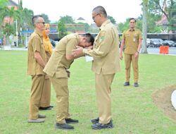 Sekdaprov Sumbar Berikan Penghargaan Kepada ASN Sekretariat Daerah Berprestasi