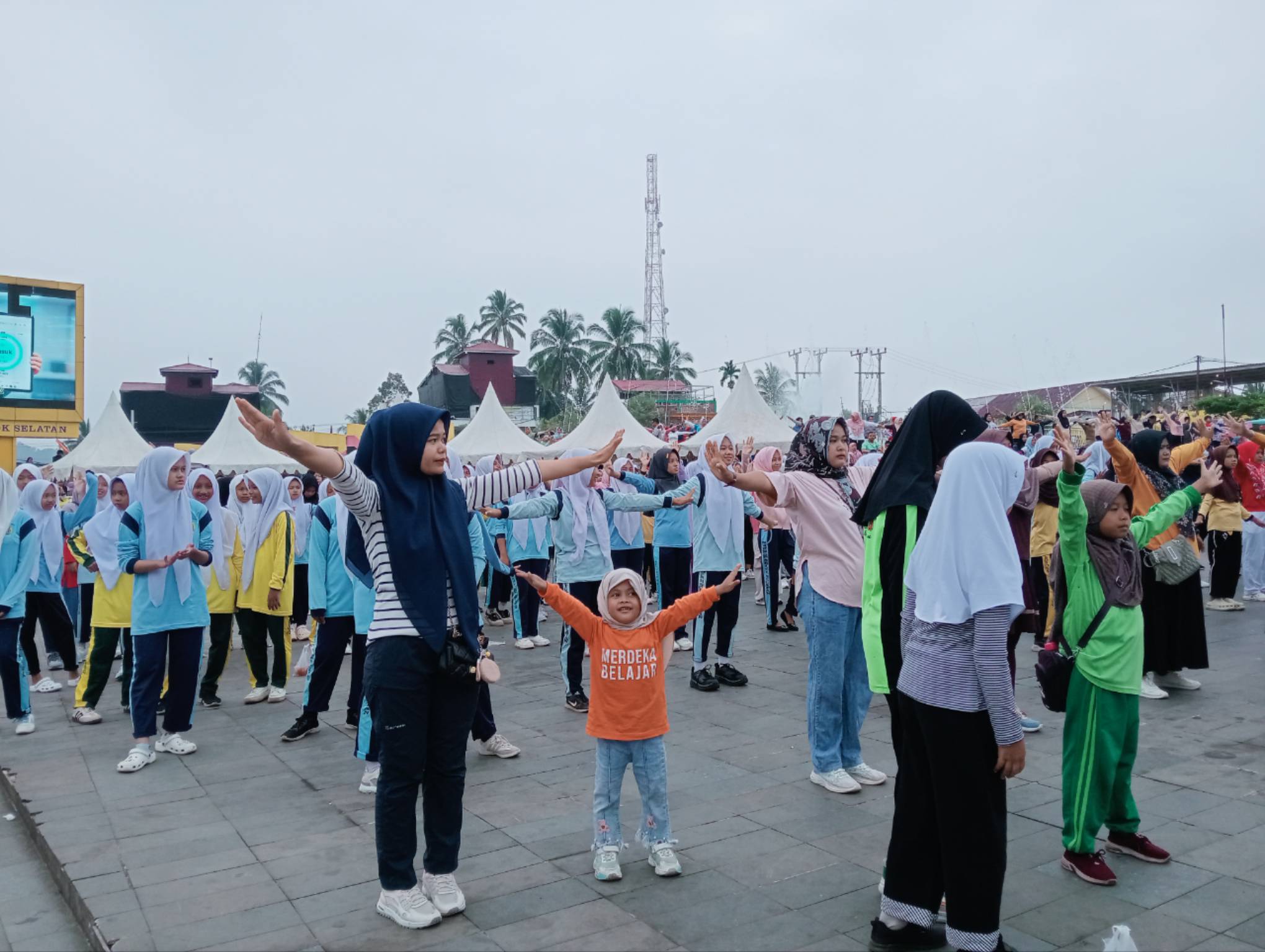 CFD RTH Padang Aro Solok Selatan mewarnai keceriaan pelajar dalam perayaan Hari Anak Nasional. Sudirman R