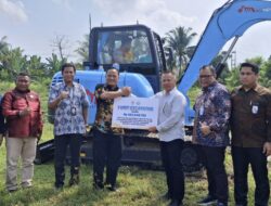 Sekjen KKP Andy Artha Serahkan Bantuan Bagi Pelaku Usaha Perikanan Padang Pariaman