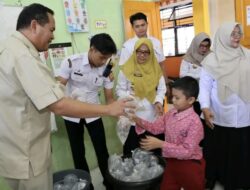Bagi-Bagi Koi ke SD, Walikota Pariaman Bidik Generasi Cinta Perikanan Sejak Dini