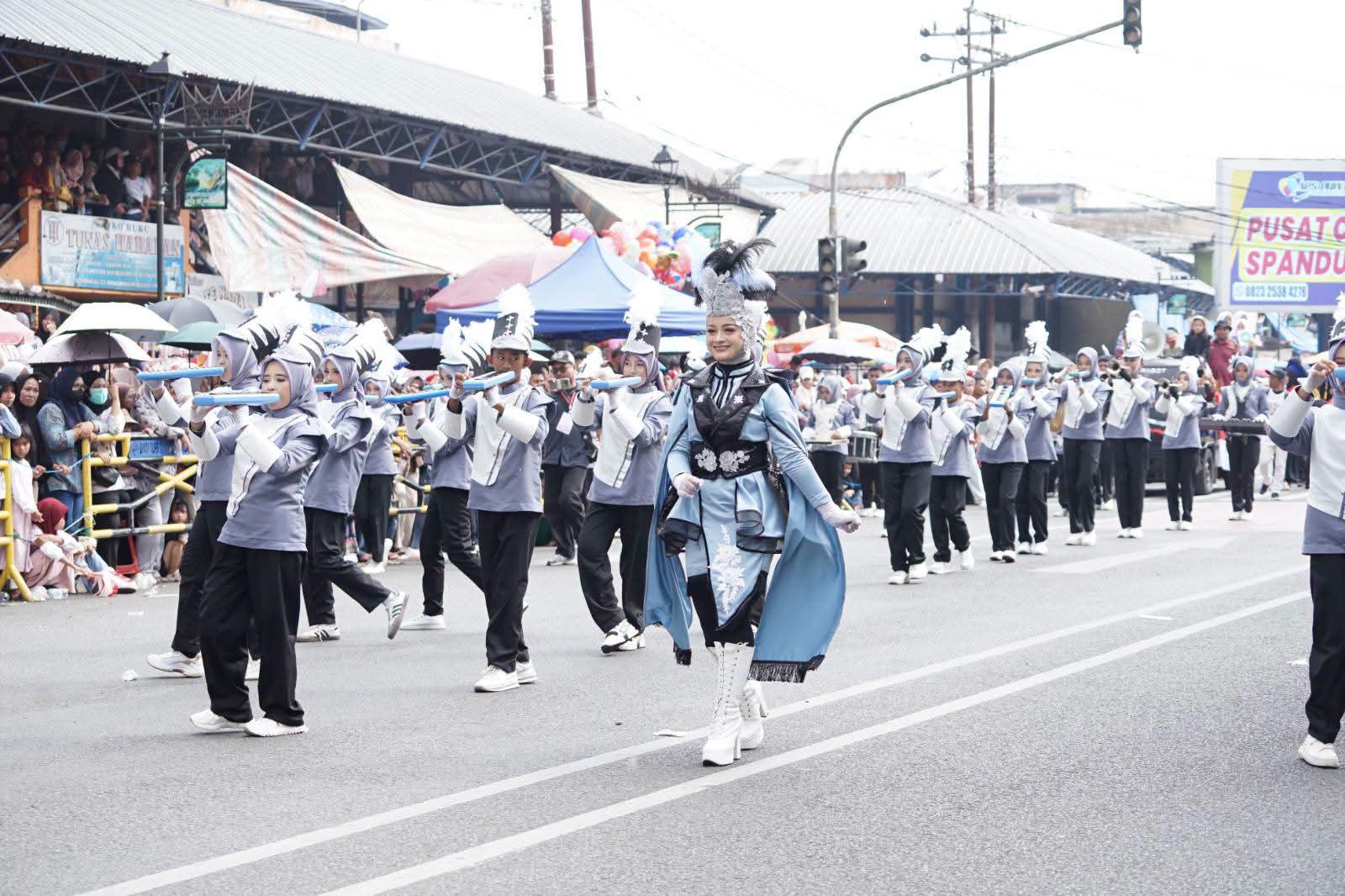 113 Kontingen Meriahkan Pawai Alegoris HUT Ke-81 RI di Payakumbuh