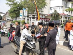 Semarak HUT ke-81 RI, Wali Kota Zulmaeta Bersama Forkopimda Bagikan Ratusan Bendera Merah Putih