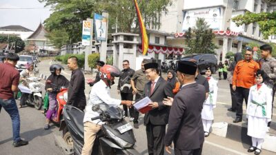 Semarak HUT ke-81 RI, Wali Kota Zulmaeta Bersama Forkopimda Bagikan Ratusan Bendera Merah Putih