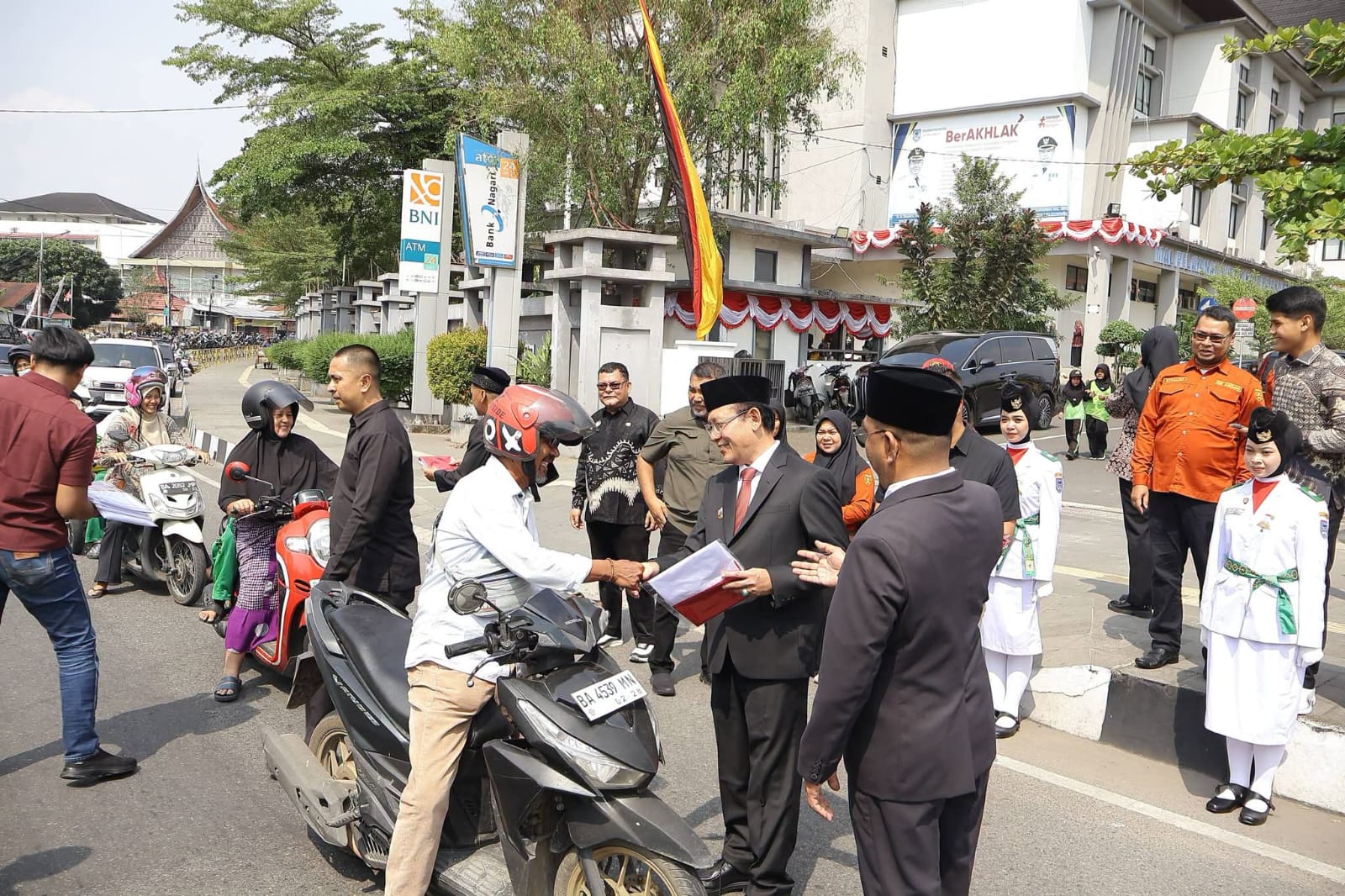Semarak HUT ke-81 RI, Wali Kota Zulmaeta Bersama Forkopimda Bagikan Ratusan Bendera Merah Putih