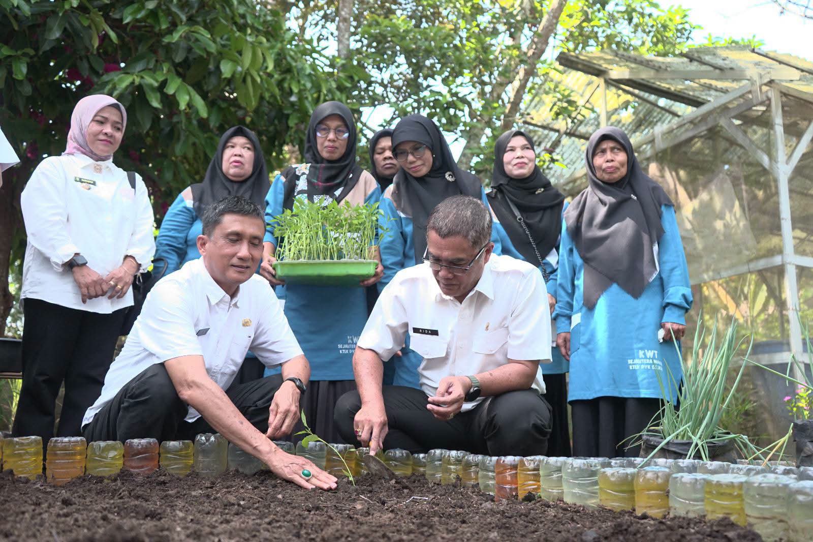 Pemko Payakumbuh Luncurkan GEMPITA BERSAMA, 15 Kelompok Wanita Tani Terima Bantuan Budidaya Pangan