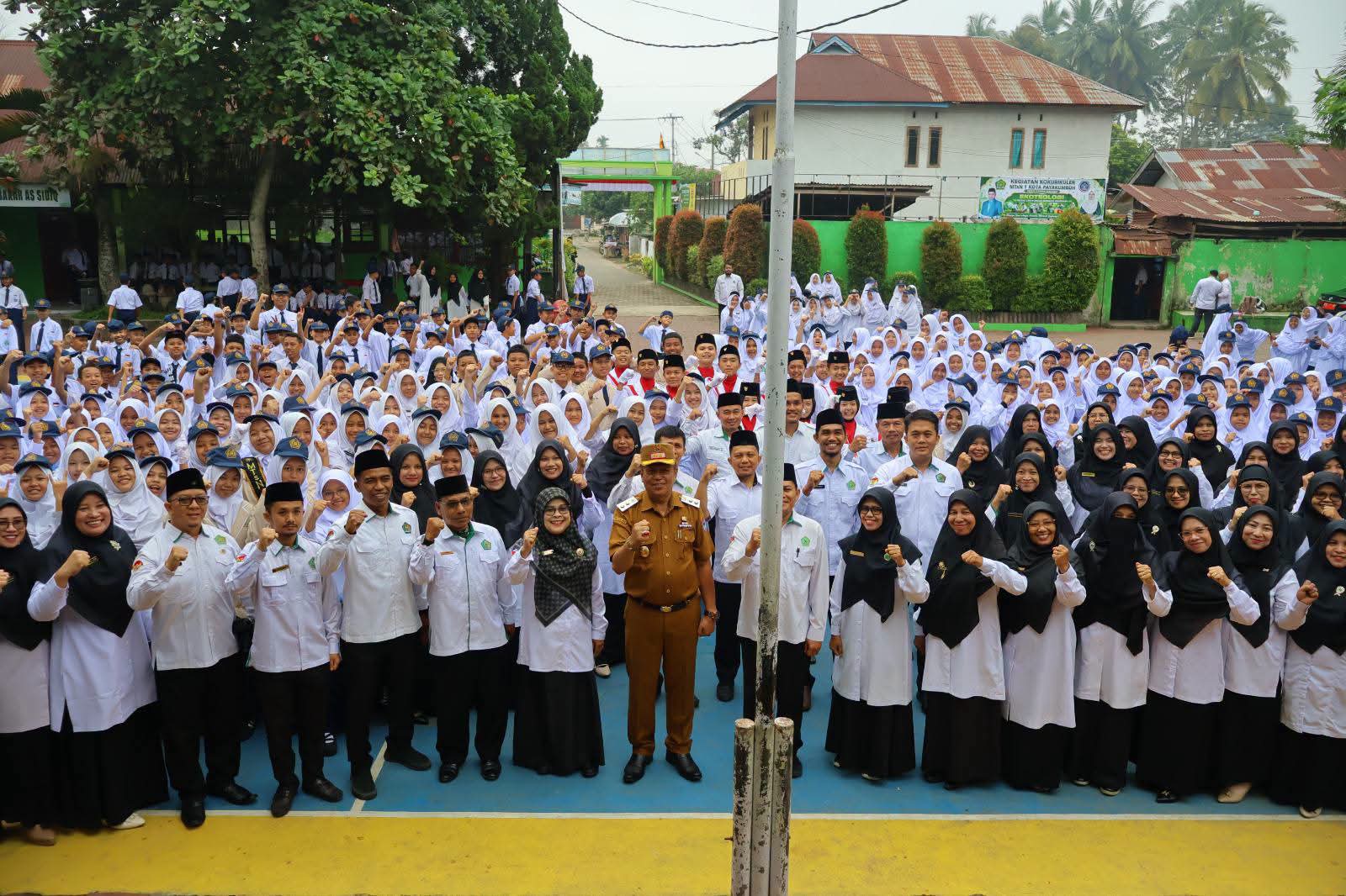 Wawako Elzadaswarman Ajak Siswa MTsN 1 Payakumbuh Perkuat Iman, Peduli Lingkungan dan Cegah Bullying