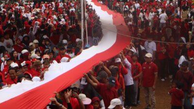 Bendera Merah Putih 400 Meter Diarak Warga, Semarakkan HUT Ke-81 Kemerdekaan RI di Bergas Kidul