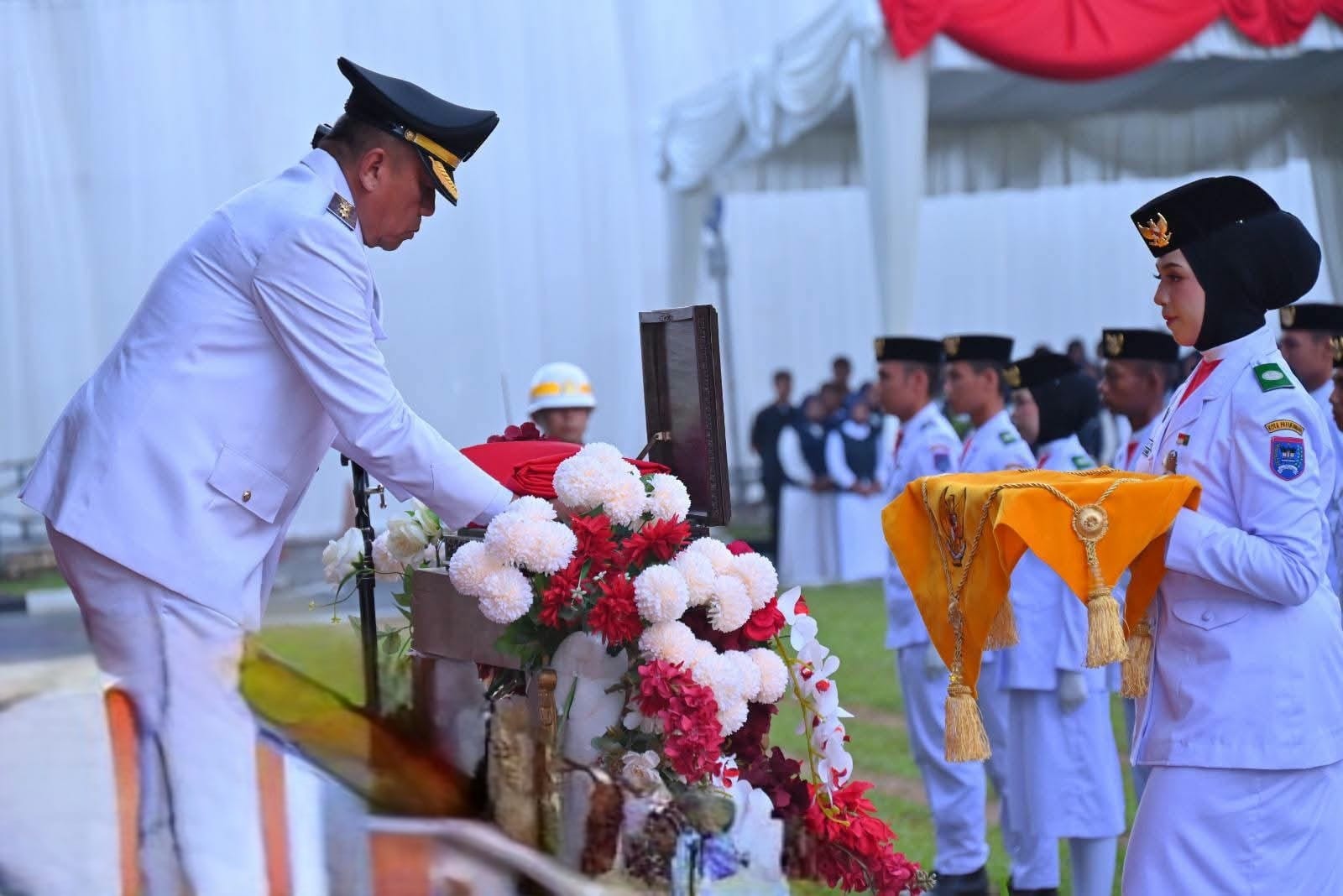 Upacara Penurunan Sang Merah Putih di Payakumbuh, Wawako Elzadaswarman Ajak Rawat Persatuan