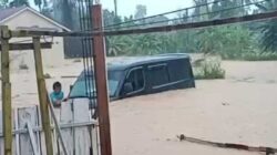 Sebuah mini bus terjebak banjir di Kota Padang, Senin (3/8/2026) sore.