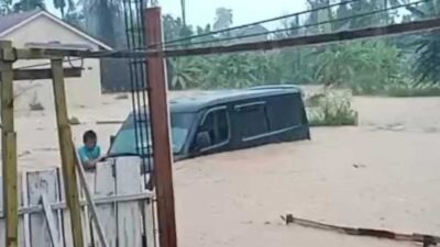 Kota Padang Sempat Lumpuh, Banjir di Mana-mana Puluhan Kendaraan Mogok dan Kemacetan Mengular