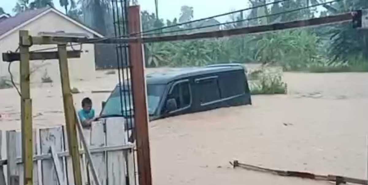 Sebuah mini bus terjebak banjir di Kota Padang, Senin (3/8/2026) sore.