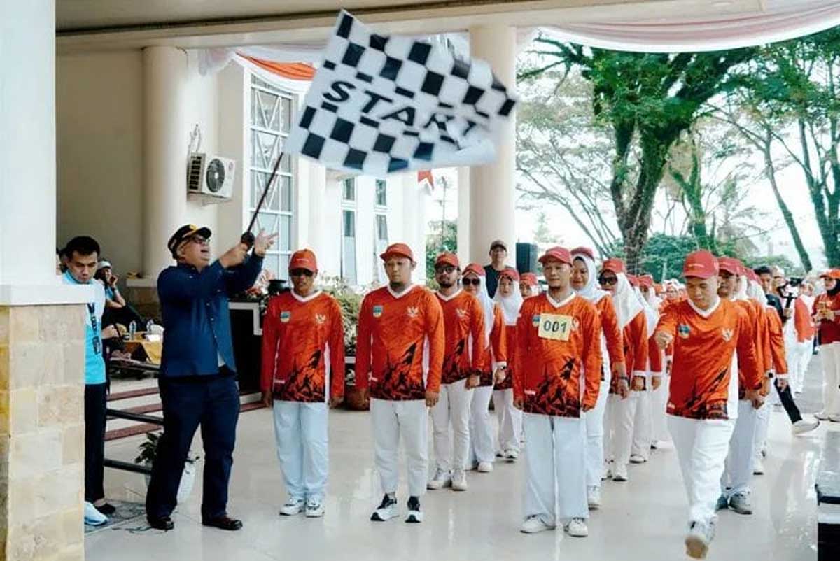 Jalan santai ramaikan menyambut HUT RI ke-81 di Solok Selatan.
