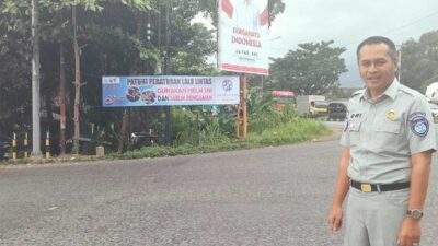 Jasa Raharja Sumbar Pasang Spanduk Keselamatan di Lima Titik Rawan Kecelakaan
