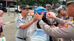 Jasa Raharja serahkan helm gratis ke pengendara dalam rangka sambut HUT RI ke-81 di Payakumbuh.