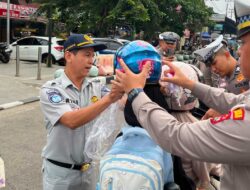 Jasa Raharja Sumbar dan Satlantas Payakumbuh Bagikan Helm Gratis Sambut HUT ke-81 Kemerdekaan RI