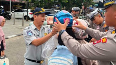 Jasa Raharja serahkan helm gratis ke pengendara dalam rangka sambut HUT RI ke-81 di Payakumbuh.
