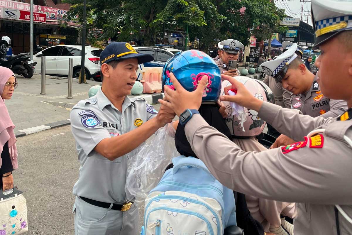 Jasa Raharja serahkan helm gratis ke pengendara dalam rangka sambut HUT RI ke-81 di Payakumbuh.