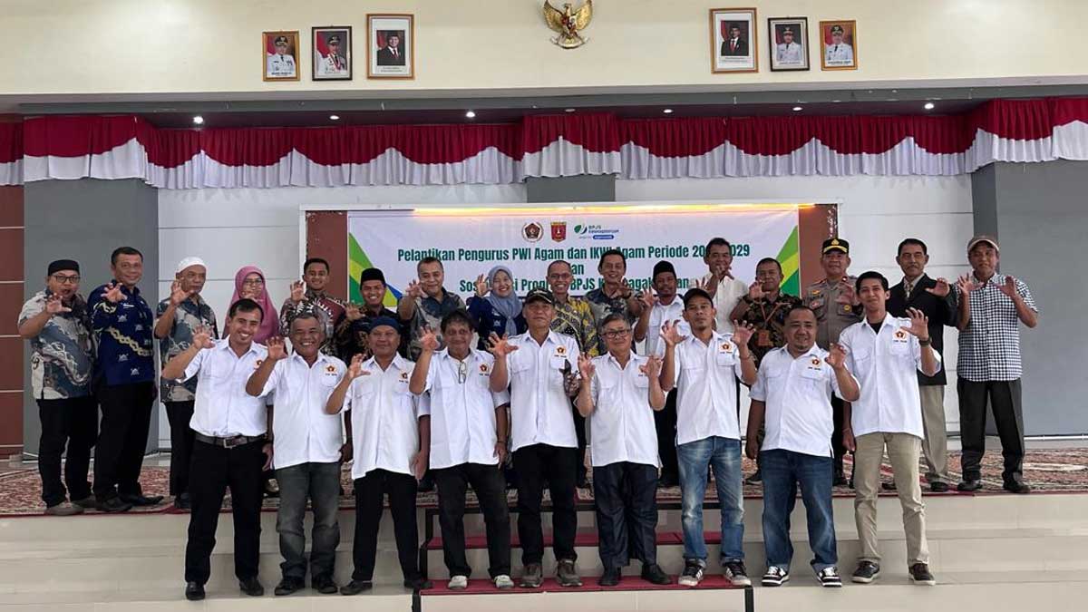 Pengurus PWI Agam foto bersam seusai dilantik, Kamis (13/8/2026).