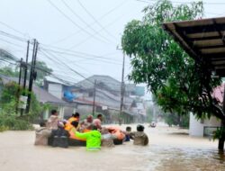 Puluhan Titik di Kota Padang Terendam Banjir, Polresta Padang Bersama Tim SAR Bergerak Evakuasi Warga