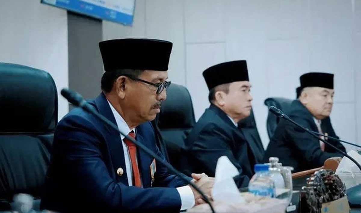 Bupati Solok Selatan Khairunas dan lainnya serius mendengarkan pidato kenegaraan Presiden Prabowo.