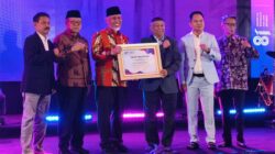 Gubernur Mahyeldi menerima penghargaan pada kegiatan Sumbar Teacher Summit 2026.