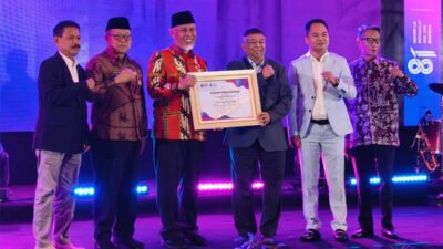 Gubernur Mahyeldi menerima penghargaan pada kegiatan Sumbar Teacher Summit 2026.