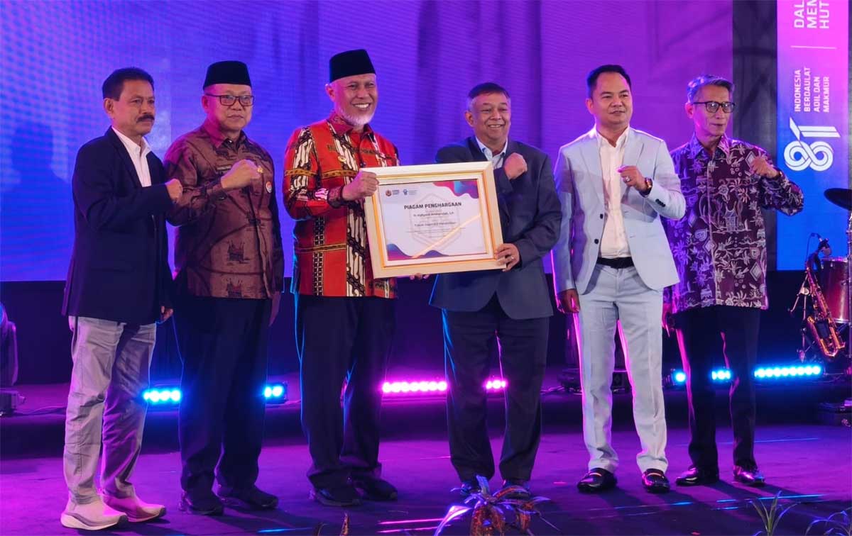 Gubernur Mahyeldi menerima penghargaan pada kegiatan Sumbar Teacher Summit 2026.
