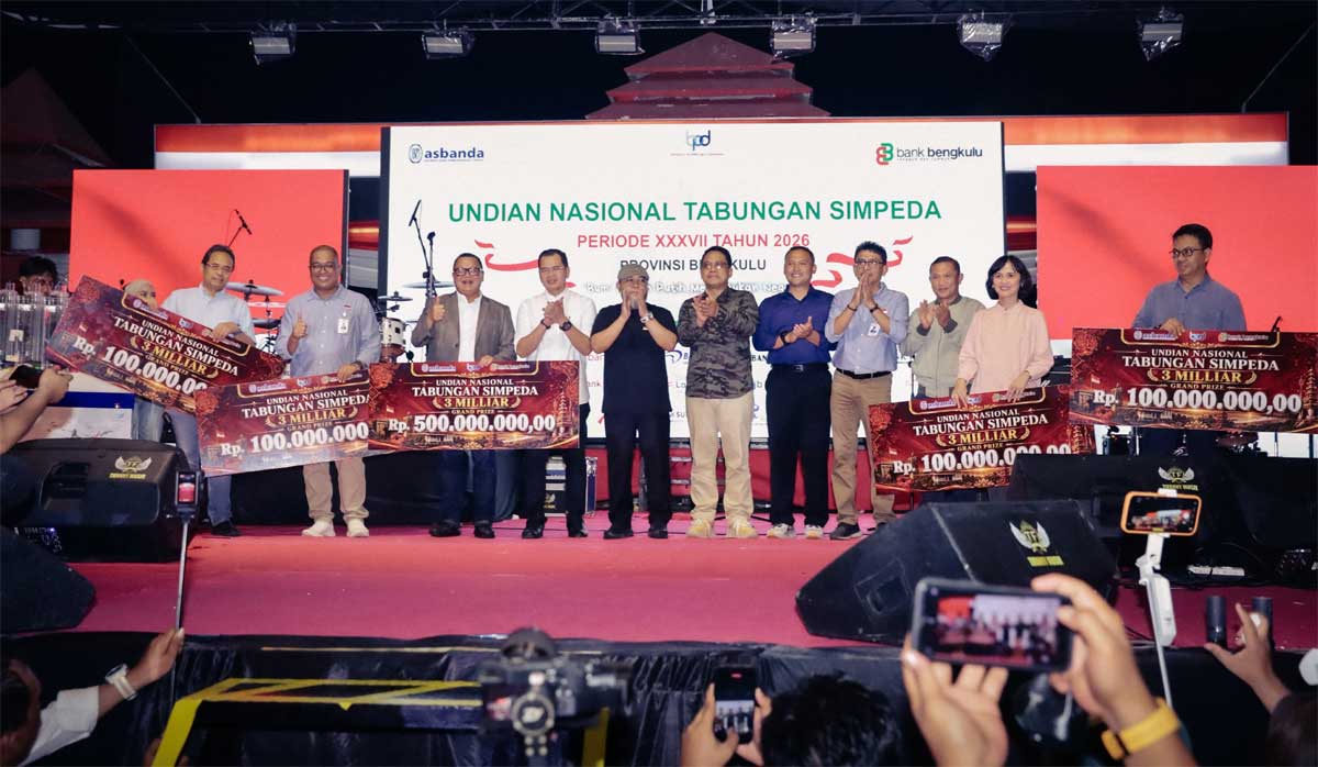 Asosiasi Bank Pembangunan Daerah (Asbanda) bersama Bank Bengkulu menggelar malam puncak Penarikan Undian Nasional Tabungan Simpeda Tahun XXXVII-2026, di Halaman Kantor Gubernur Bengkulu, Jumat (21/8/2026).