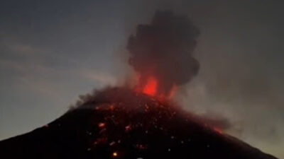 Gunung Ili Lewotolok di Lembata, NTT, erupsi dengan melontarkan lava pijar sejauh 600 meter