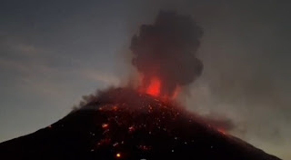 Gunung Ili Lewotolok di Lembata, NTT, erupsi dengan melontarkan lava pijar sejauh 600 meter