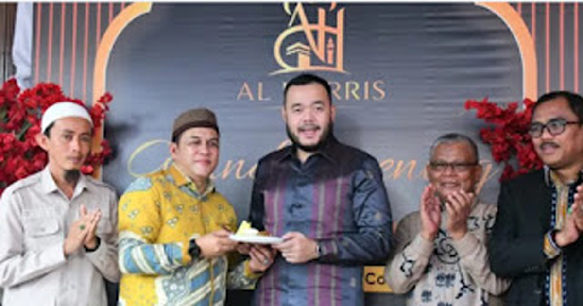 Wali Kota Padang, Fadly Amran, meresmikan Grand Opening Al Harris Umrah