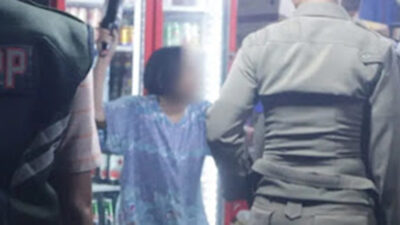 Salah seorangnya pemilik warung berusaha menyerang Satpol PP saat penertiban.
