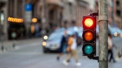 Mengapa Rambu Lalu Lintas Berwarna Merah, Kuning, Hijau? Ini Alasannya.