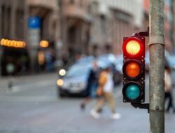 Mengapa Lampu Lalu Lintas Berwarna Merah, Kuning, Hijau?