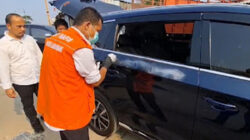 Polisi mengolah TKP aksi perampokan modus kempes ban