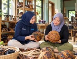 Kisah Tri Damayanti Menjaga Tradisi Blangkon