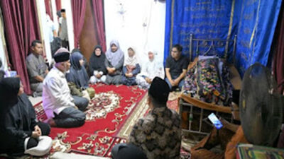 Gubernur Sumbar Mahyeldi Ansharullah beserta istri melayat ke rumah duka