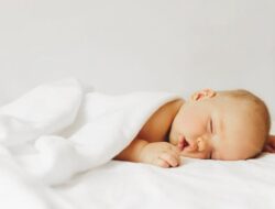 Bayi Tersenyum Saat Tidur, Benarkah Sedang Mimpi Indah? Ini Penjelasan Ilmiahnya