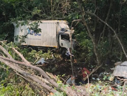 Dua Orang Luka, Truk Box Masuk Jurang Silaing Bawah