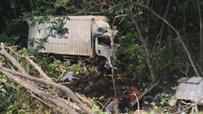 Kondisi truk box yang terjun ke jurang di kawasan Bukit Berbunga, Silaing Bawah, Padangpanjang.