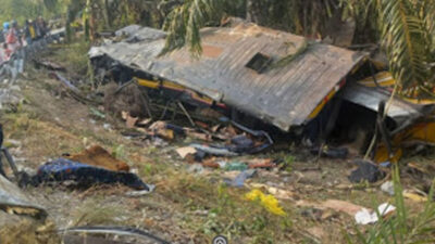 Bus penumpang mengalami kecelakaan tunggal