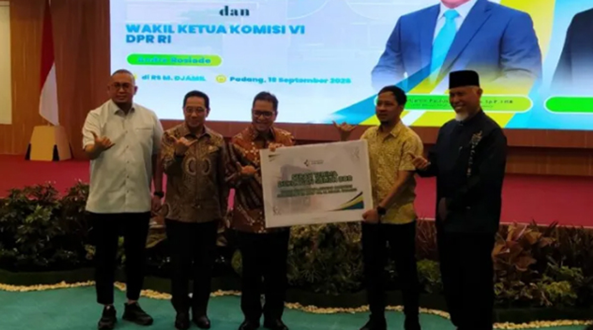 Penyerahan secara simbolis pengelolaan sumur bor di RS Dr Mjamil.