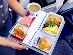 Kenapa Makanan di Pesawat Terasa Hambar? Ini Penyebabnya