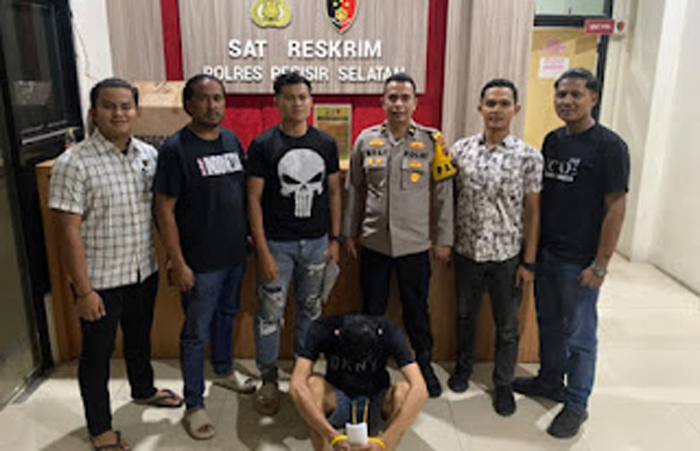 Tersangka saat diamankan Polres Pessel.