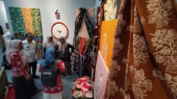Sekretaris Dinas Kebudayaan Sumatera Barat saat mampir di salah satu stand.