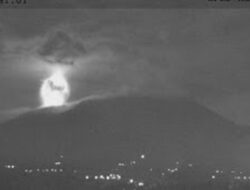 Gunung Marapi Erupsi, Bukittinggi Diguyur Hujan Abu