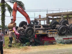 Truk Tangki Pertamina Terguling di Pessel, Penumpang Terjepit