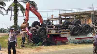 Kondisi truk tangki usai kecelakaan di Kelok Awas, Indrapura Pessel.
